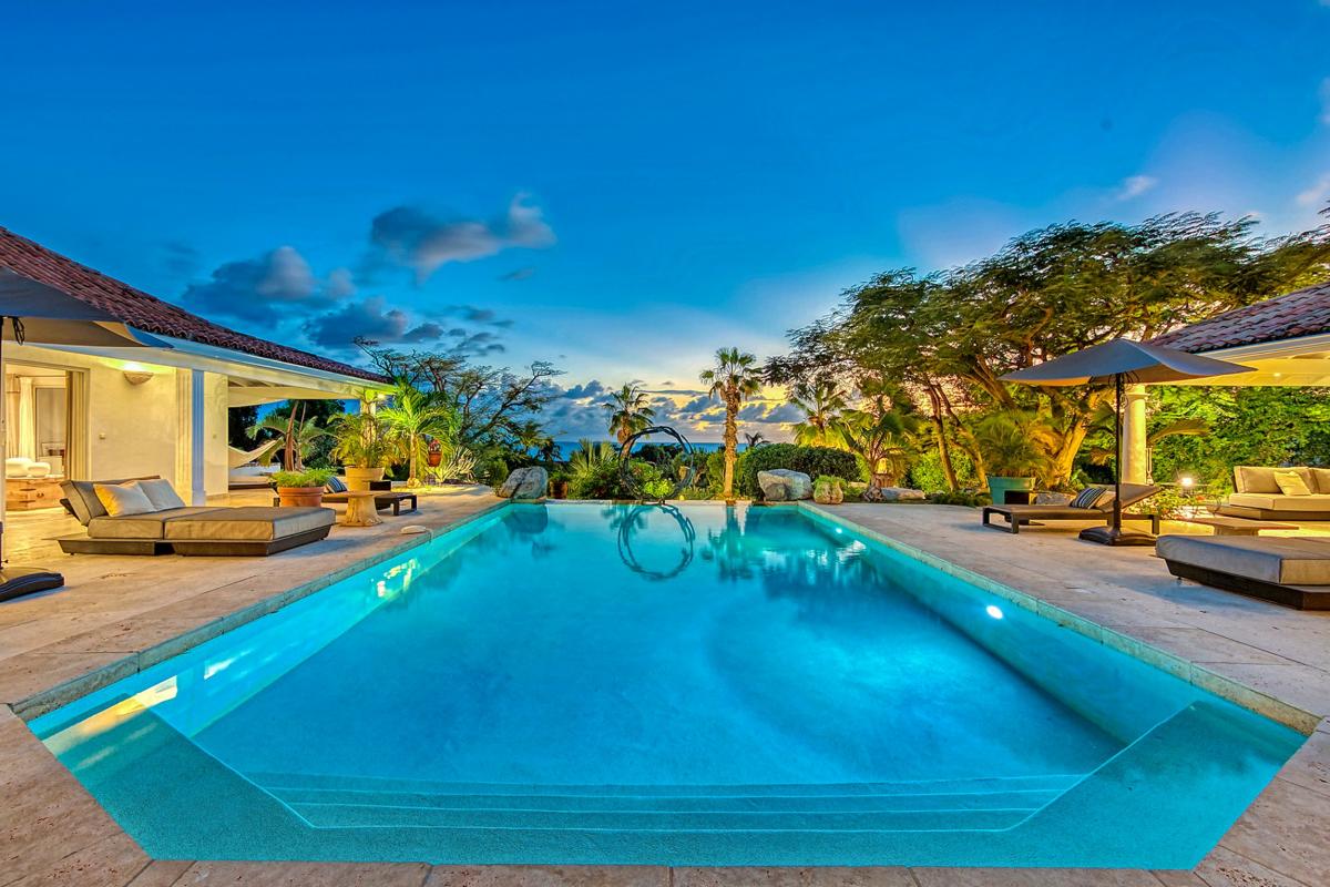 Villa rental Terres Basses St Martin - Pool evening